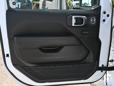 Used 2025 Jeep Wrangler Unlimited Sahara AWD/4WD image 14