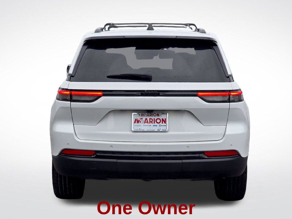 Used 2024 Jeep Grand Cherokee Altitude RWD image 16