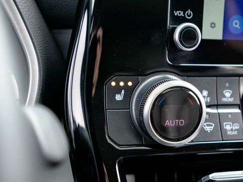 Used 2024 Toyota Highlander XLE image 29