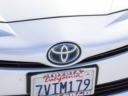 Used 2016 Toyota Prius Three Touring FWD image 11
