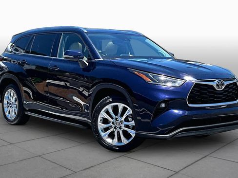 Used 2023 Toyota Highlander Limited FWD image 3