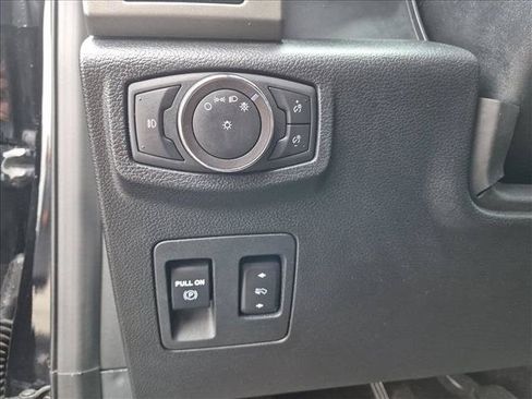 Used 2019 Ford Expedition XLT w/ Equipment Group 202A AWD/4WD image 13