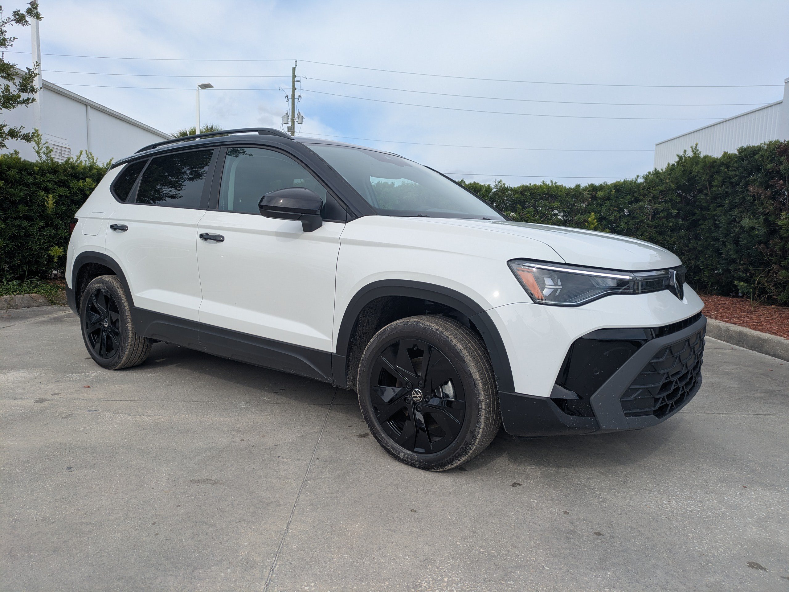 New 2026 Volkswagen Taos SE FWD image 2