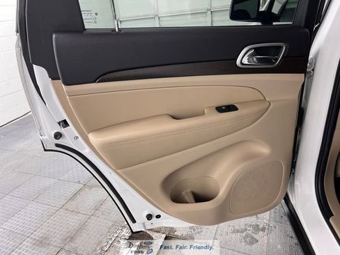 Used 2018 Jeep Grand Cherokee Laredo image 25