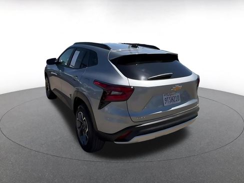 Used 2025 Chevrolet Trax LT FWD image 9