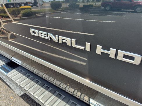 Used 2018 GMC Sierra 2500 Denali w/ Duramax Plus Package AWD/4WD image 12