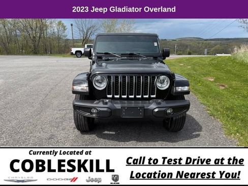 Used 2023 Jeep Gladiator Overland AWD/4WD image 2