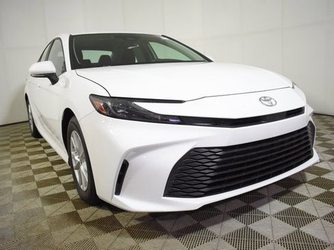 Used 2025 Toyota Camry LE image 3