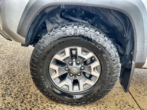 Used 2019 Toyota Tacoma TRD Off-Road image 12