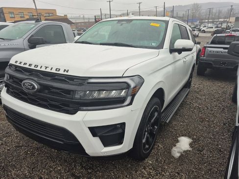 Used 2024 Ford Expedition Limited image 3