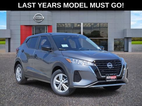 New 2025 Nissan Kicks Play S image 1