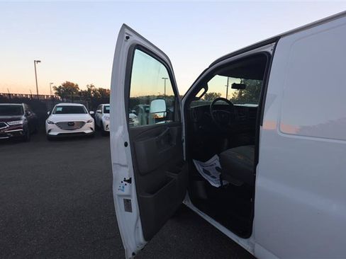Used 2018 Chevrolet Express 2500 w/ Driver Convenience Package RWD image 8