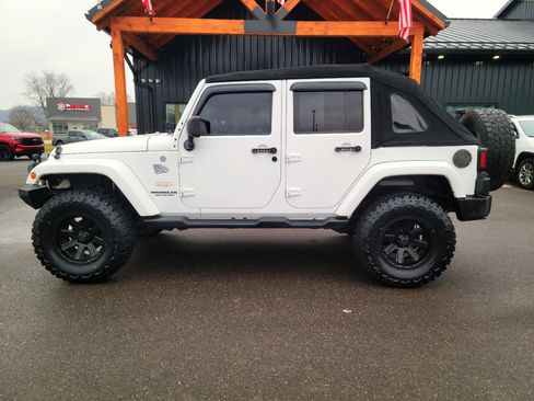 Used 2014 Jeep Wrangler Unlimited Sahara w/ Connectivity Group image 23