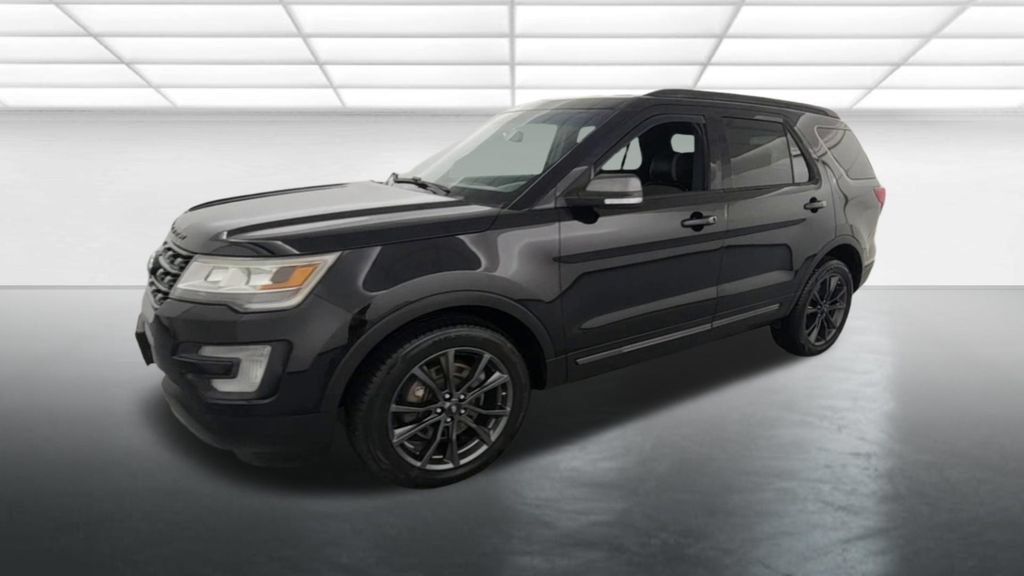 Used 2017 Ford Explorer XLT w/ Equipment Group 202A AWD/4WD image 3