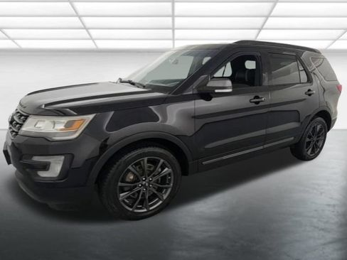 Used 2017 Ford Explorer XLT w/ Equipment Group 202A AWD/4WD image 3