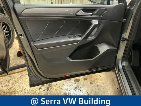 Used 2023 Volkswagen Tiguan SE w/ Panoramic Sunroof Package image 17