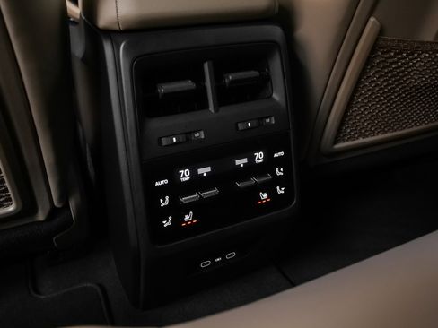 Used 2025 Porsche Macan Electric image 32