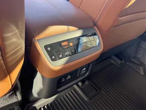 Used 2025 Nissan Pathfinder Platinum image 33