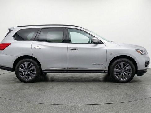 Used 2025 Nissan Pathfinder SV image 11