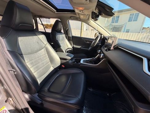 Used 2019 Toyota RAV4 Limited image 31