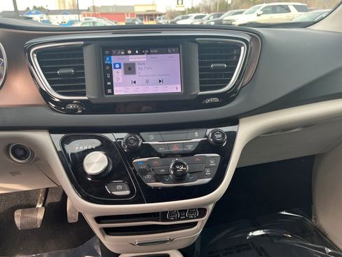 Used 2024 Chrysler Voyager LX image 17