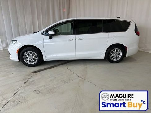 Used 2023 Chrysler Pacifica Touring-L image 28