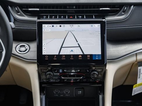 New 2025 Jeep Grand Cherokee Limited w/ Luxury Tech Group II image 22