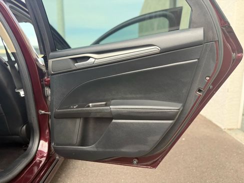 Used 2017 Ford Fusion SE w/ Fusion SE Technology Package image 19