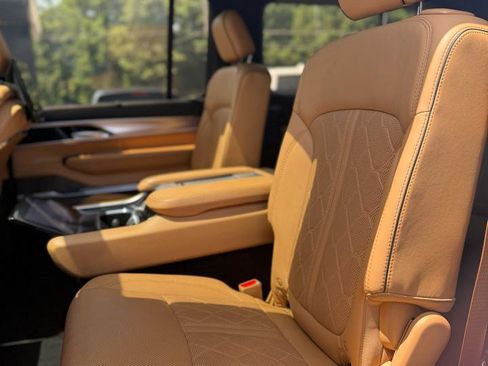 Used 2022 Jeep Grand Wagoneer Series III w/ Rear Seat Video Group 1 AWD/4WD image 15