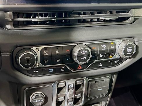 Used 2024 Jeep Wrangler Unlimited Sahara AWD/4WD image 14