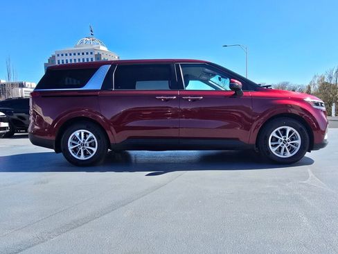 Used 2024 Kia Carnival LX FWD image 3