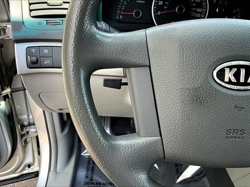 Used 2009 Kia Borrego LX w/ Convenience Pkg image 11