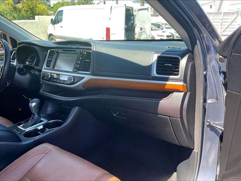 Used 2018 Toyota Highlander Limited Platinum AWD/4WD image 18