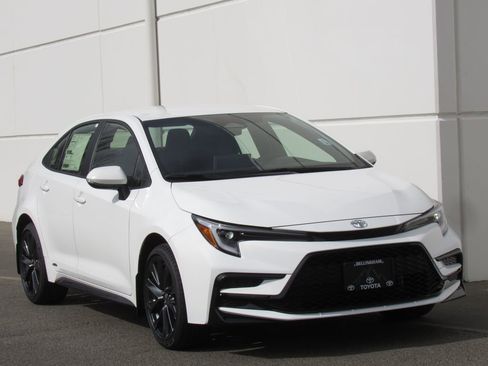 New 2026 Toyota Corolla SE w/ SE Premium Package AWD/4WD image 2