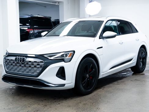 Used 2024 Audi Q8 e-tron Premium image 3