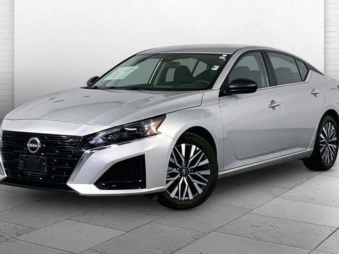 Used 2025 Nissan Altima 2.5 SV image 12