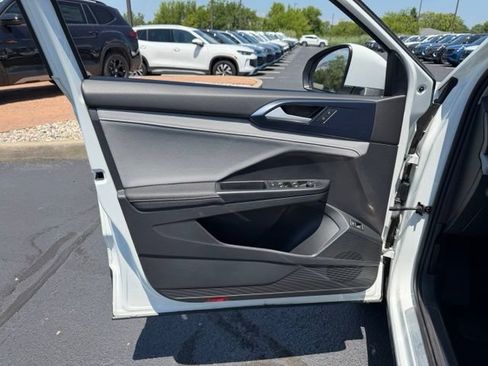 Certified 2024 Volkswagen Taos SE w/ Panoramic Sunroof Package AWD/4WD image 19