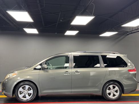 Used 2012 Toyota Sienna LE image 3