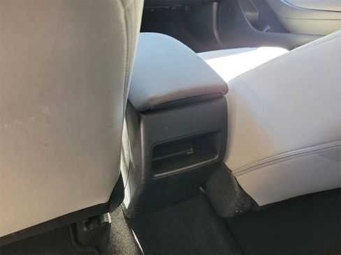 Used 2021 Toyota Corolla LE image 11