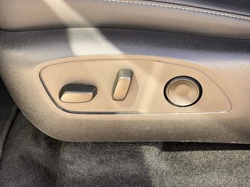 Used 2025 Chevrolet Traverse LT image 29