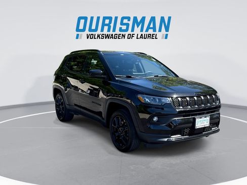 Used 2023 Jeep Compass Latitude w/ Convenience Group AWD/4WD image 2