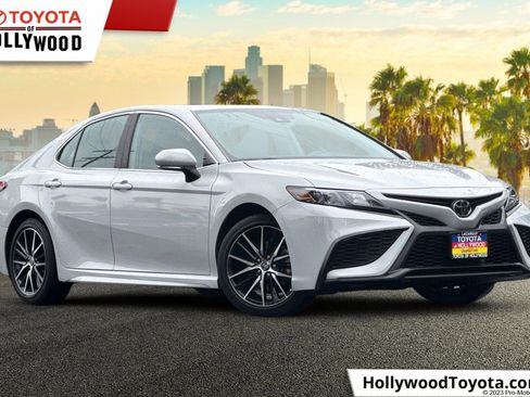 Used 2023 Toyota Camry SE image 1
