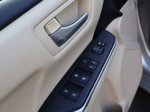 Used 2016 Toyota Camry LE image 20