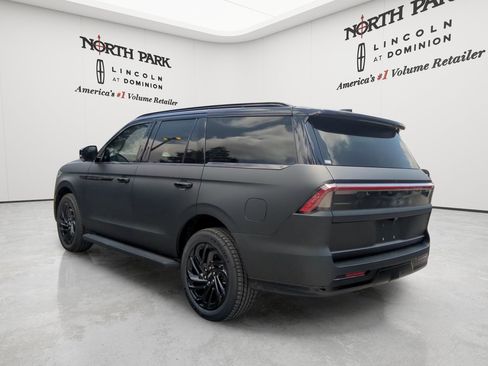 New 2026 Lincoln Navigator Premiere AWD/4WD image 3