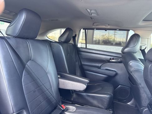 Used 2020 Toyota Highlander XLE image 32