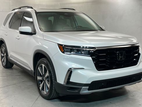 Used 2025 Honda Pilot Touring image 8