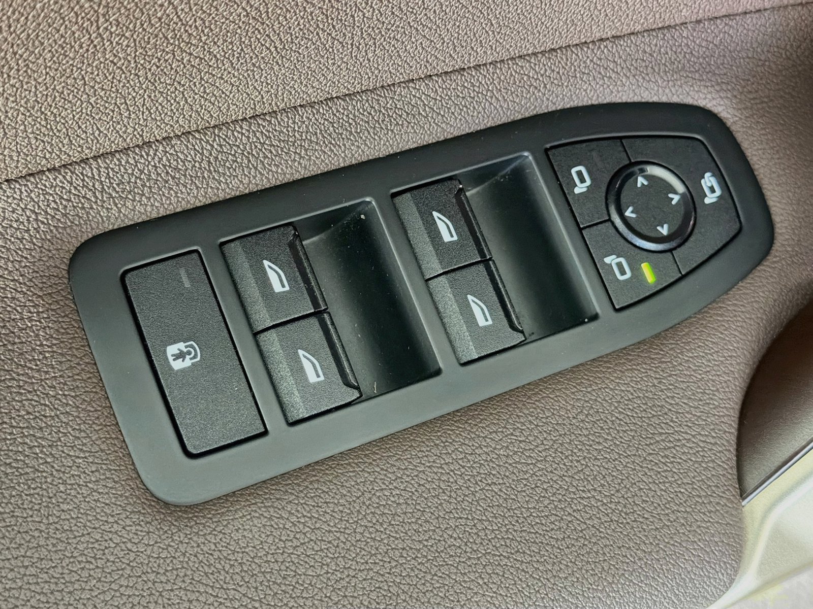 Certified 2024 BMW iX xDrive50 w/ Premium Package AWD/4WD image 18
