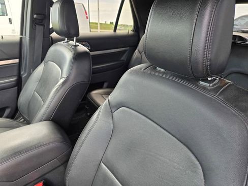 Used 2018 Ford Explorer XLT w/ Equipment Group 202A AWD/4WD image 16