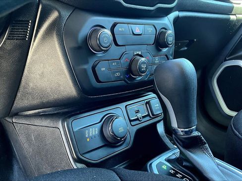 Used 2020 Jeep Renegade Latitude w/ Cold Weather Group AWD/4WD image 35