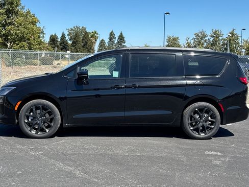 New 2027 Chrysler Pacifica Limited AWD/4WD image 6